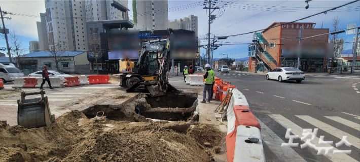 지난 27일 오후 5시 10분쯤 송정동의 한 아파트 인근 도로에 가로 3m, 세로 3m, 깊이 1.5m 규모의 지반 침하가 발생해 강릉시가 중장비 등을 투입해 응급복구를 진행하고 있다. 전영래 기자