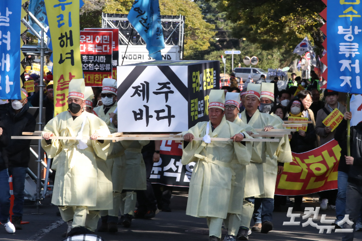 일본 후쿠시마 원전 오염수 해양 방류를 규탄하는 전국 농어민들의 집회가 28일 제주도청 앞에서 열렸다. 이인 기자