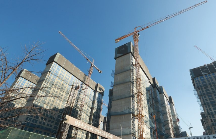 지난 1월 서울 강동구 둔촌동 올림픽파크 포레온 공사현장. 연합뉴스