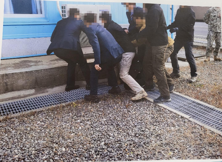 통일부는 지난 2019년 11월 판문점에서 탈북어민 2명을 북한으로 송환하던 당시 촬영한 사진을 공개했다. 통일부 제공