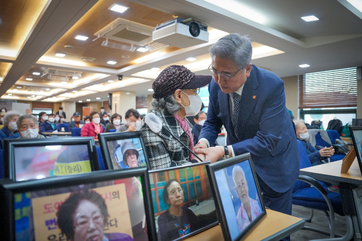 박진 외교장관은 28일 오후 서울지방변호사회관에서 진행된 강제징용 피해자 및 유족과의 면담에 참석했다. 외교부 제공