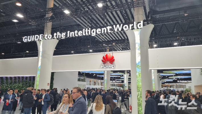 스페인 바르셀로나에서 열린 'MWC 2023'에 마련된 화웨이 부스. 윤준호 기자