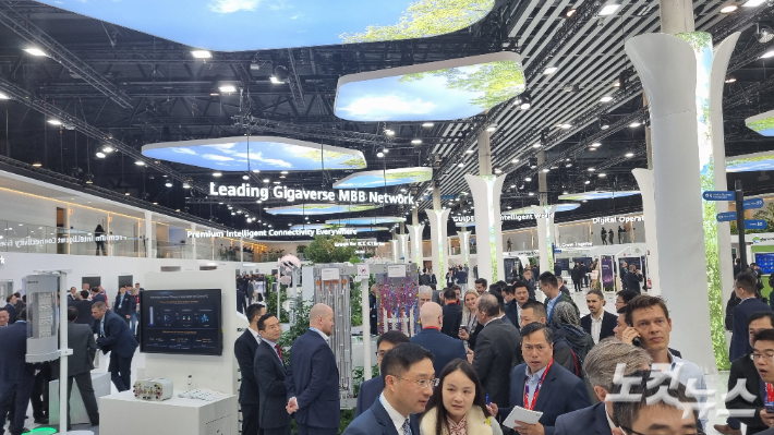 스페인 바르셀로나에서 열린 'MWC 2023'에 마련된 화웨이 부스. 윤준호 기자