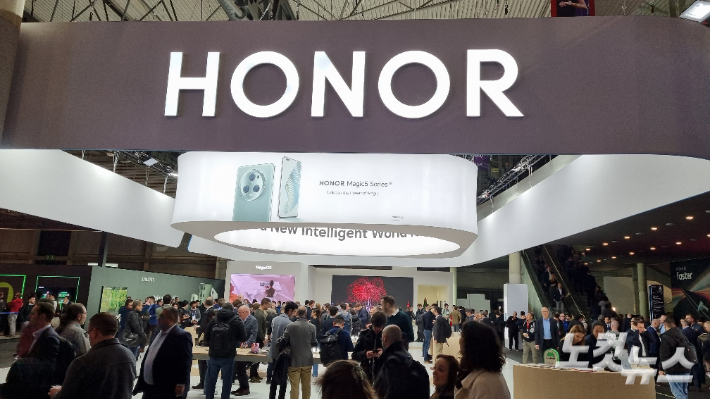 스페인 바르셀로나에서 열린 'MWC 2023'에 마련된 아너 부스. 윤준호 기자