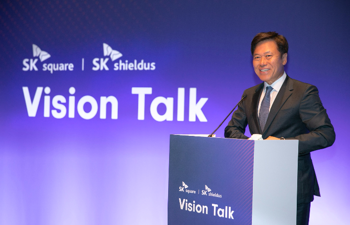 박정호 SK스퀘어 부회장이 28일(현지시간) 스페인 바르셀로나 간담회에서 EQT-SK스퀘어의 SK쉴더스 공동경영 계획을 발표하고 있다. SK스퀘어 제공