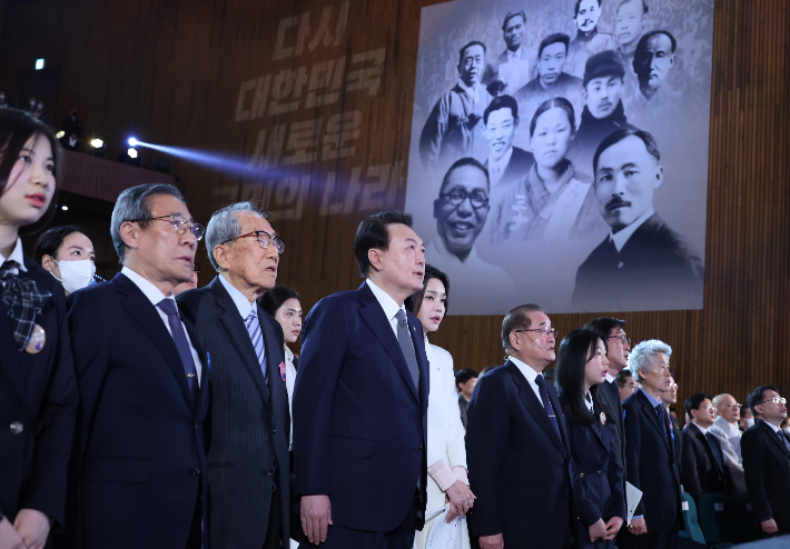 윤석열 대통령과 김건희 여사가 1일 서울 중구 유관순 기념관에서 열린 제104주년 3.1절 기념식에서 애국가를 제창하고 있다. 연합뉴스