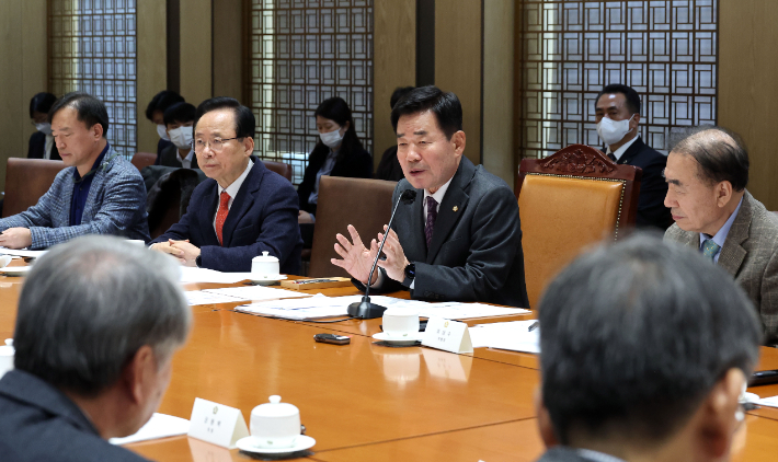 김진표 국회의장이 지난 1월 31일 오후 서울 여의도 국회에서 열린 헌법개정 및 정치제도 개선 자문위원회 제2차 전체회의에서 발언하고 있다. 연합뉴스