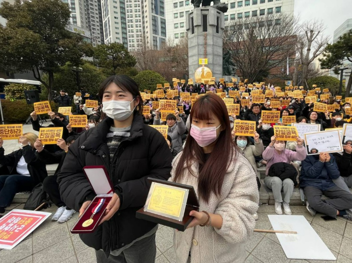 1일 오후 3시 1분에 부산 동구 항일거리에서 500여 명이 참석한 가운데 강제징용 피해자 양금덕할머니 부산시민 평화훈장 수여식이 개최됐다. 강제징용피해자 양금덕할머니 부산시민 평화훈장 추진위원회 제공