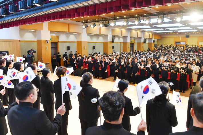 제 104주년 3·1절을 맞아 1일 오전 부산시청 대강당에서  '겨레의 얼, 새로운 도약'을 주제로 기념식이 열렸다. 부산광역시청 제공