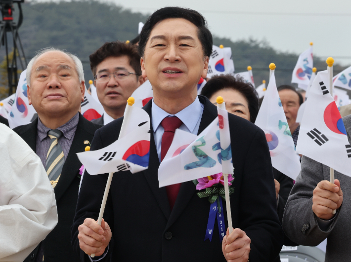 국민의힘 3·8 전당대회 당권주자 김기현 의원이 1일 경북 안동시 독립운동기념관에서 열린 제104회 3·1절 기념행사에 참석해 3·1절 노래를 제창하고 있다. 연합뉴스