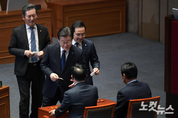더불어민주당 이재명 대표, 박홍근 원내대표, 정청래 최고위원이 27일 국회에서 열린 본회의에서 체포동의안 투표를 하고 있다. 박종민 기자