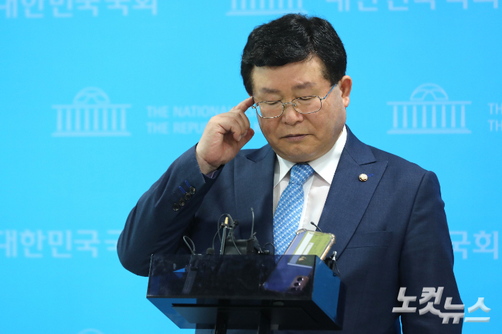 더불어민주당 설훈 의원이 17일 오후 서울 여의도 국회 소통관에서 당대표 출마 선언 기자회견을 마친 뒤 취재진의 질문을 듣고 있다. 윤창원 기자