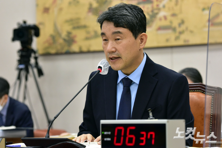 이주호 사회부총리 겸 교육부장관 후보자가 28일 서울 여의도 국회 교육위원회에서 열린 인사청문회에서 의원 질의에 답변을 하고 있다. 윤창원 기자