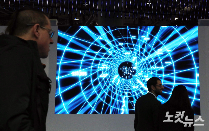 27일(현지시간) 세계 최대 모바일 기술 박람회 '모바일 월드 콩그레스(MWC 2023)'을 찾은 관람객이 KT 부스 앞을 지나고 있다. 2일까지 나흘간 열리는 'MWC 2023'은 5세대(5G)·6G 이동통신과 위성, 인공지능(AI), 디지털전환 기술을 확인하는 모바일 축제의 장이 될 것으로 기대를 모으고 있다. 사진공동취재단