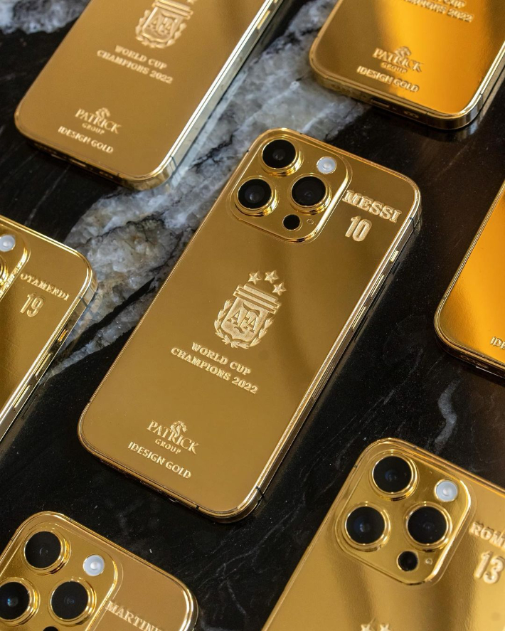 리오넬 메시가 아르헨티나 선수단에 선물한 황금 아이폰. 아이디자인 골드 인스타그램