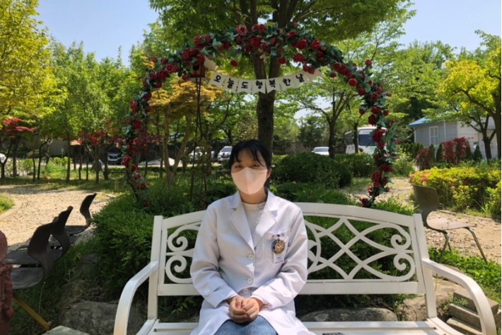 원광보건대학교 간호학과를 졸업하고 2023년 보건교사 임용고시에 합격한 박윤아 씨. 한국전문대학교육협의회 제공