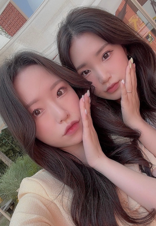 유한대학교 항공경영전공을 졸업하고 항공사 지상직 사무원으로 근무중인 쌍둥이 자매 김채령(왼쪽)·김채린 씨. 한국전문대학교육협의회 제공