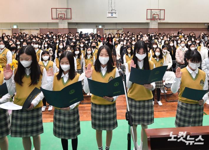 입학선서하는 신입생들
