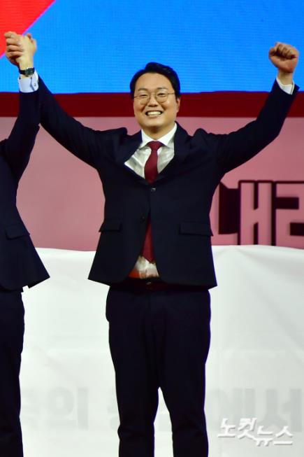 2일 경기도 고양시 고양체육관에서 열린 국민의힘 제3차 전당대회 서울·인천·경기 합동연설회에서 천하람 당대표 후보가 손을 들어보이고 있다.