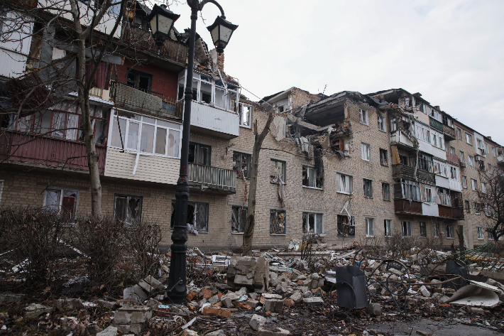우크라이나군과 러시아군 사이에 치열한 전투가 벌어진 이후 파괴된 바흐무트 마을의 모습. 연합뉴스