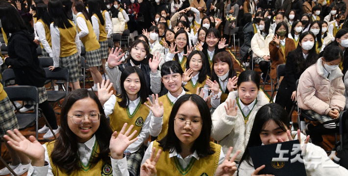 4년만의 대면 입학식이 열린 2일 오후 서울 마포구 서울여자중학교에서 마스크를 벗은 학생들이 손을 흔들고 있다. 류영주 기자