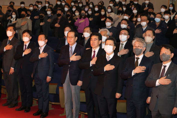 권영세 통일부 장관과 직원들이 2일 오전 정부서울청사 별관 대강당에서 열린 통일부 창설 54주년 기념식에 참석해 국기에 경례하고 있다. 연합뉴스