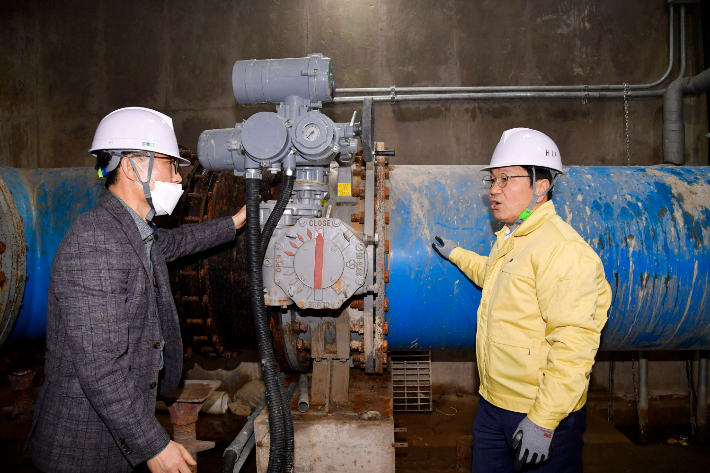 강기정 광주광역시장, 2월 14일 용연정수장 정수 유출밸브 점검. 광주광역시 제공