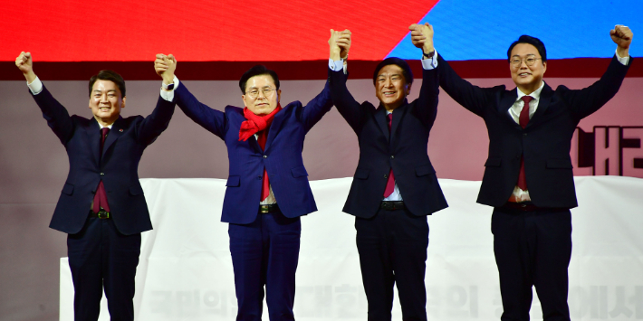 2일 경기도 고양시 고양체육관에서 열린 국민의힘 제3차 전당대회 서울·인천·경기 합동연설회에서 안철수, 황교안, 김기현, 천하람(왼쪽부터) 당대표 후보가 손을 맞잡고 기념촬영을 하고 있다. 윤창원 기자