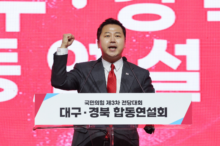 정견발표하는 장예찬 청년최고위원 후보     (대구=연합뉴스) 임화영 기자 = 국민의힘 장예찬 청년최고위원 후보가 28일 오후 대구 북구 엑스코에서 열린 제3차 전당대회 대구·경북 합동연설회에서 정견발표를 하고 있다. 2023.2.28     hwayoung7@yna.co.kr (끝)   연합뉴스