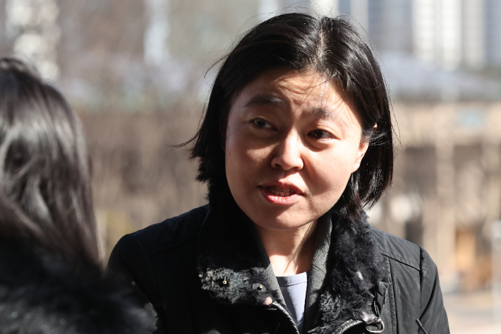 임은정 부장검사가 2일 과천 법무부에서 열린 검사적격심사위원회에 참석하며 취재진의 질문에 답하고 있다. 연합뉴스