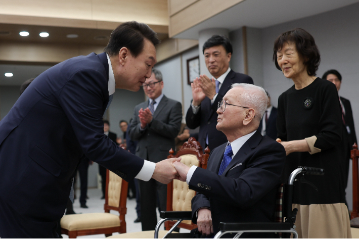 윤석열 대통령이 2일 서울 용산 대통령실 청사에서 열린 정부조직법 공포안 서명식에서 축사를 마친 뒤 고 윤영하 소령 부친과 악수를 나누고 있다. 대통령실 제공
