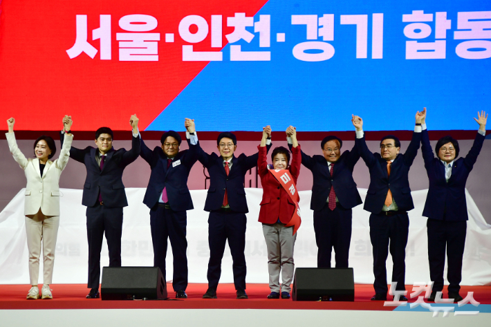 2일 경기도 고양시 고양체육관에서 열린 국민의힘 제3차 전당대회 서울·인천·경기 합동연설회에서 허은아, 김용태, 민영삼, 김병민, 정미경, 김재원, 태영호, 조수진 최고위원 후보(왼쪽부터)들이 손을 맞잡고 기념촬영을 하고 있다. 윤창원 기자