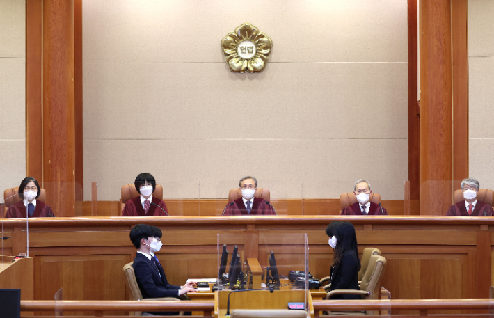 유남석 헌법재판소장(가운데)과 재판관들이 지난달 23일 오후 서울 종로구 헌법재판소 대심판정에서 자리에 앉아있다. 연합뉴스