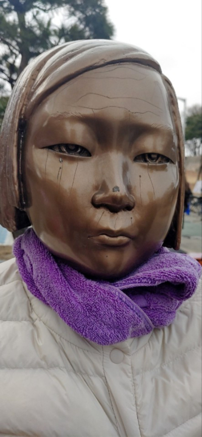 훼손된 홍성 평화의 소녀상. 코와 이마 등이 예리한 도구에 의해 긁히고 파인 채 발견됐다. 김용일씨 제공