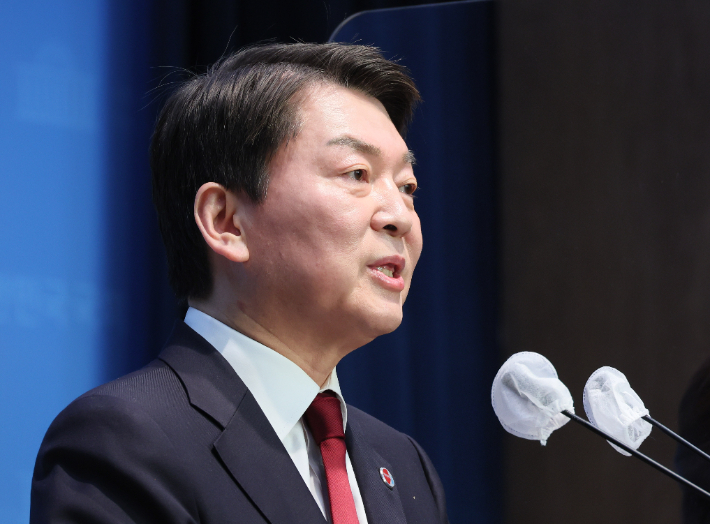 국민의힘 안철수 당대표 후보가 3일 오전 국회 소통관에서 기자회견을 열고 단일화 1주년 성명을 발표하고 있다. 연합뉴스