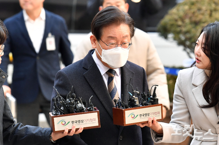 이재명 더불어민주당 대표가 3일 오전 서울 서초구 서울중앙지방법원에서 열린 공직선거법 위반 혐의 첫 공판에 출석하고 있다. 류영주 기자