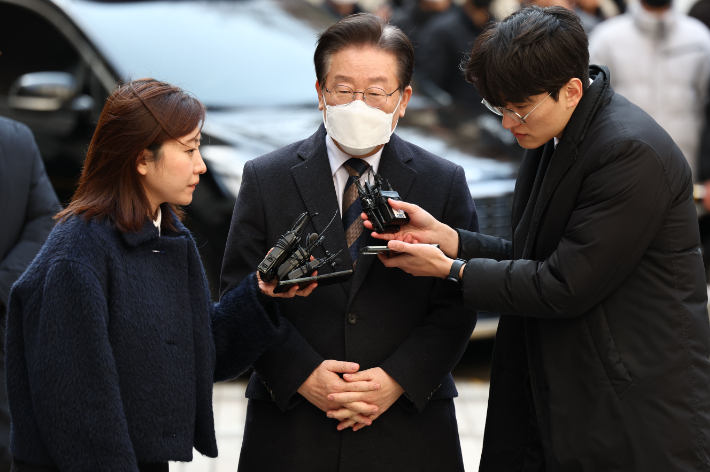 지난 대선 과정에서 허위 발언을 한 혐의로 재판에 넘겨진 더불어민주당 이재명 대표가 3일 오후 서초구 서울중앙지방법원에서 열린 공직선거법 위반 혐의 사건 오후 재판 출석을 위해 법정으로 출석하며 취재진 질문에 답하고 있다. 연합뉴스