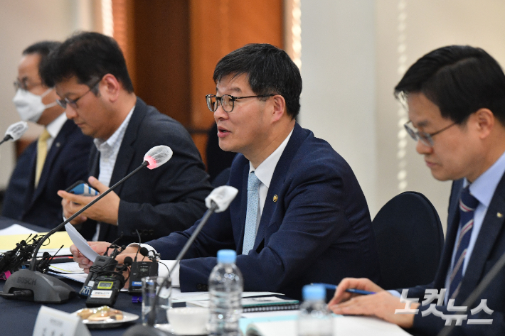 국민연금심의위원회 위원장인 이기일 복지부 1차관이 3일 오후 서울 중구 프레스센터에서 열린 2023년도 제2차 국민연금심의위원회에서 모두발언을 하고 있다. 류영주 기자