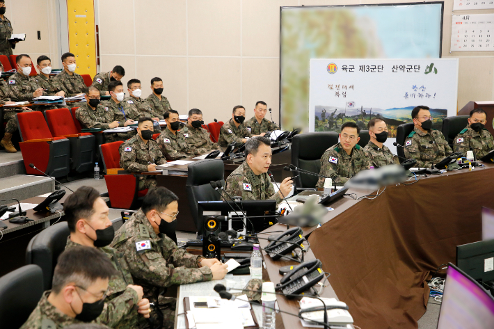 김승겸 합참의장이 3일 동부전선을 담당하는 육군 제3군단 사령부와 군단 예하 포병대대를 방문, 3군단 지휘관·참모들과 적 도발 대비계획에 대해 토의하고 있다. 연합뉴스