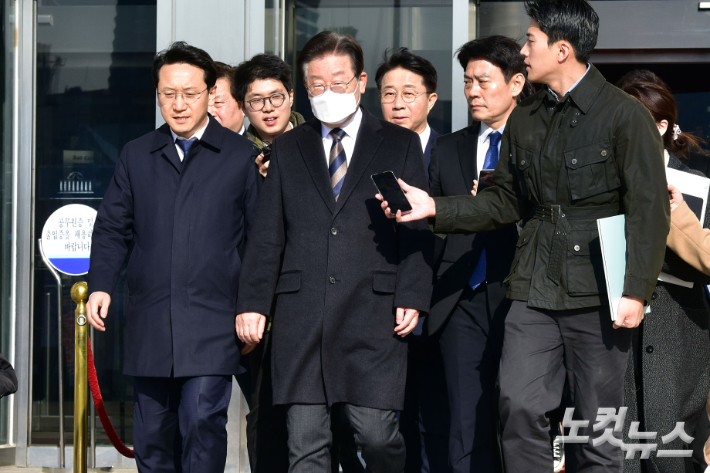 더불어민주당 이재명 대표가 3일 서울 여의도 국회에서 열린 최고위원회의를 마치고 선거법 관련 공판에 출석하기 위해 국회를 출발하고 있다. 윤창원 기자