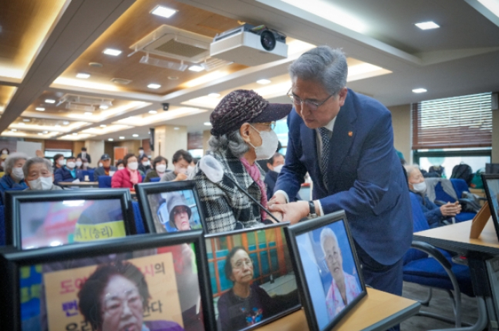 박진 외교장관은 지난달 28일 오후 서울지방변호사회관에서 진행된 강제징용 피해자 및 유족과의 면담에 참석했다. 외교부 제공