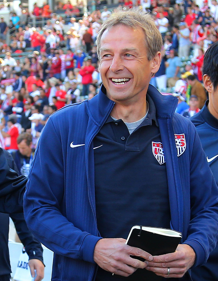 한국 축구대표팀 새 사령탑에 클린스만 전 독일 감독      (서울=연합뉴스)  대한축구협회는 남자 축구대표팀 새 사령탑으로 독일 출신의 위르겐 클린스만(59) 감독을 선임했다고 27일 발표했다.      클린스만 감독과의 계약 기간은 3월부터 2026년 북중미 월드컵 본선까지로 약 3년 5개월이다. 사진은 2014년 클린스만 감독 모습. 2023.2.27 [연합뉴스 자료사진]     photo@yna.co.kr (끝)   연합뉴스