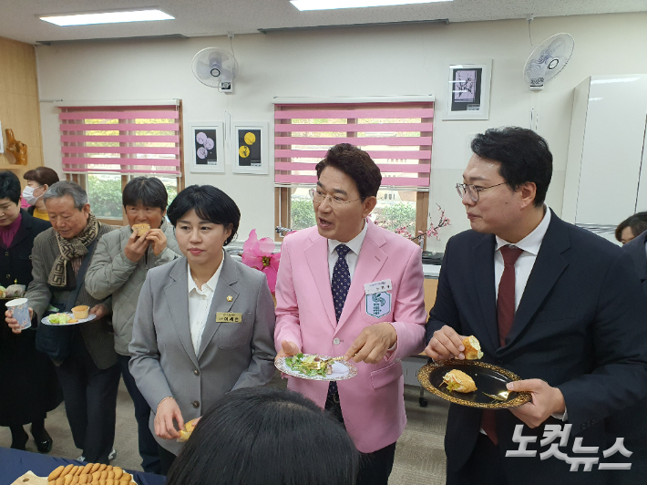 탐매축제에서 다과를 들고 있는 이세은 순천시의원 노관규 순천시장 천하람 후보(왼쪽부터.) 고영호 기자
