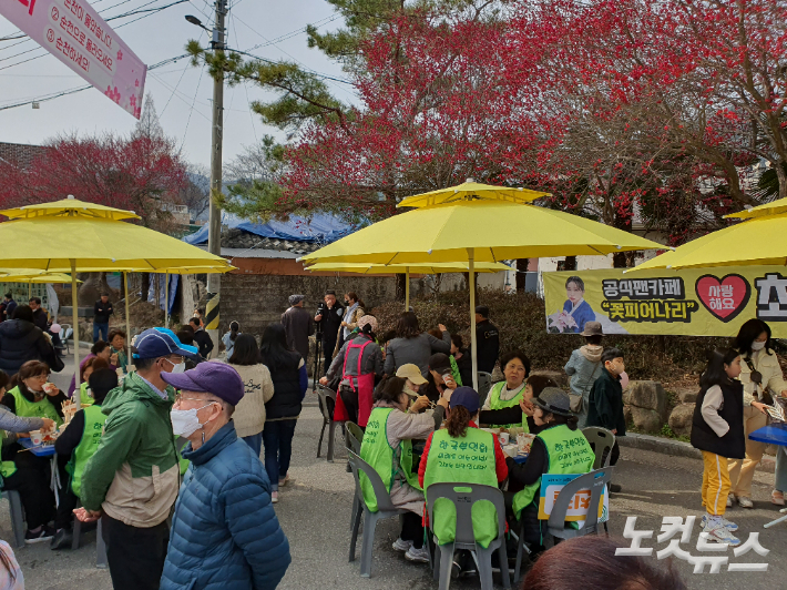 한국부인회가 탐매축제에서 자원봉사를 했다. 고영호 기자