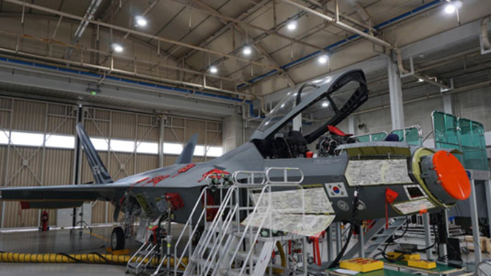 AESA 레이다를 장착하여 점검중인 KF-21 시제기(3호기, 단좌). 방위사업청 제공