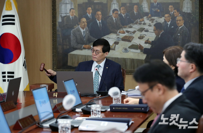 이창용 한국은행 총재가 지난달 23일 오전 서울 중구 한국은행에서 열린 금융통화위원회 정기회의에서 의사봉을 두드리고 있다. 사진공동취재단