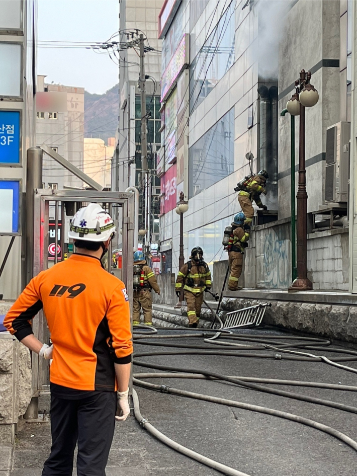 4일 부산 서면 상가 건물 화재 현장. 부산소방재난본부 제공