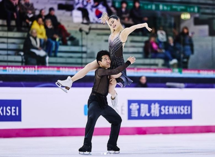 피겨 스케이팅 아이스 댄스에서 한국은 물론 아시아 최초로 세계주니어선수권대회 메달을 따낸 임해나(오른쪽)-취안예. ISU 소셜미디어 캡처