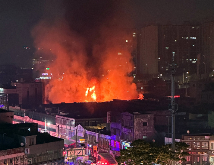 4일 오후 11시 38분쯤 인천시 동구 송림동 현대시장에서 큰불이 나 소방당국이 진화작업을 벌였다. 연합뉴스