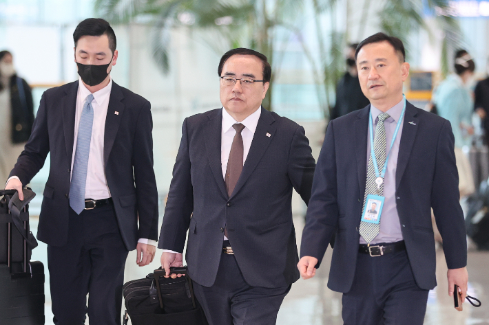 김성한 국가안보실장이 5일 오전 인천국제공항 제2여객터미널을 통해 미국 워싱턴 DC로 출국하고 있다. 연합뉴스